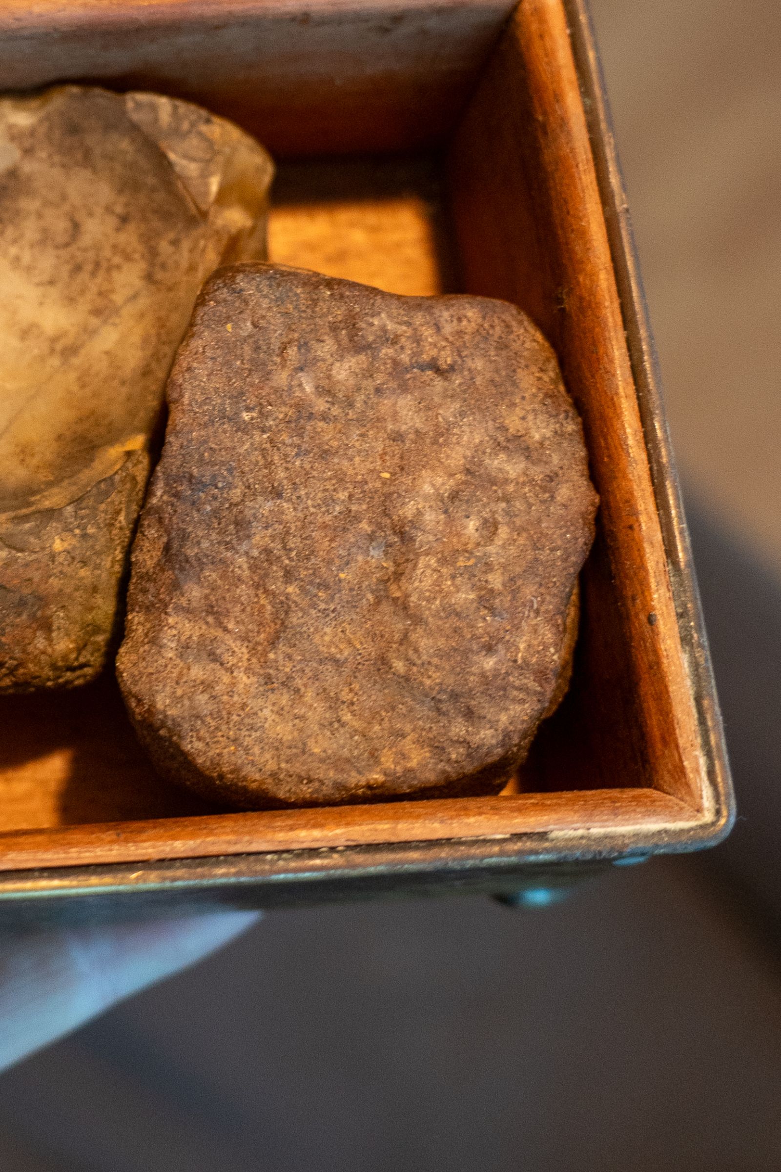 Lithisches Pigment-Mörserbecken und zugehöriger Bildträger mit langobardischer Symbolik