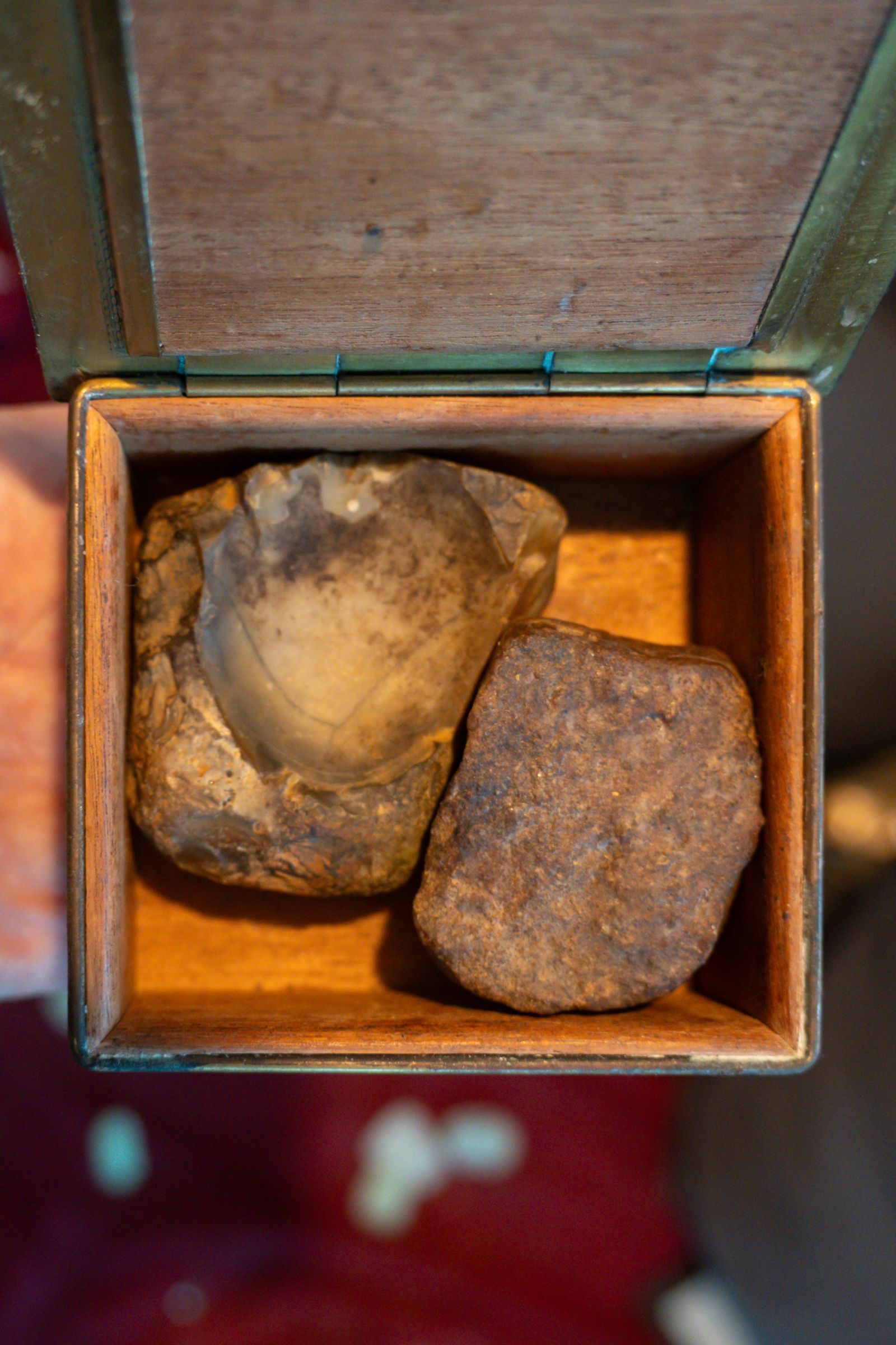 Lithisches Pigment-Mörserbecken und zugehöriger Bildträger mit langobardischer Symbolik