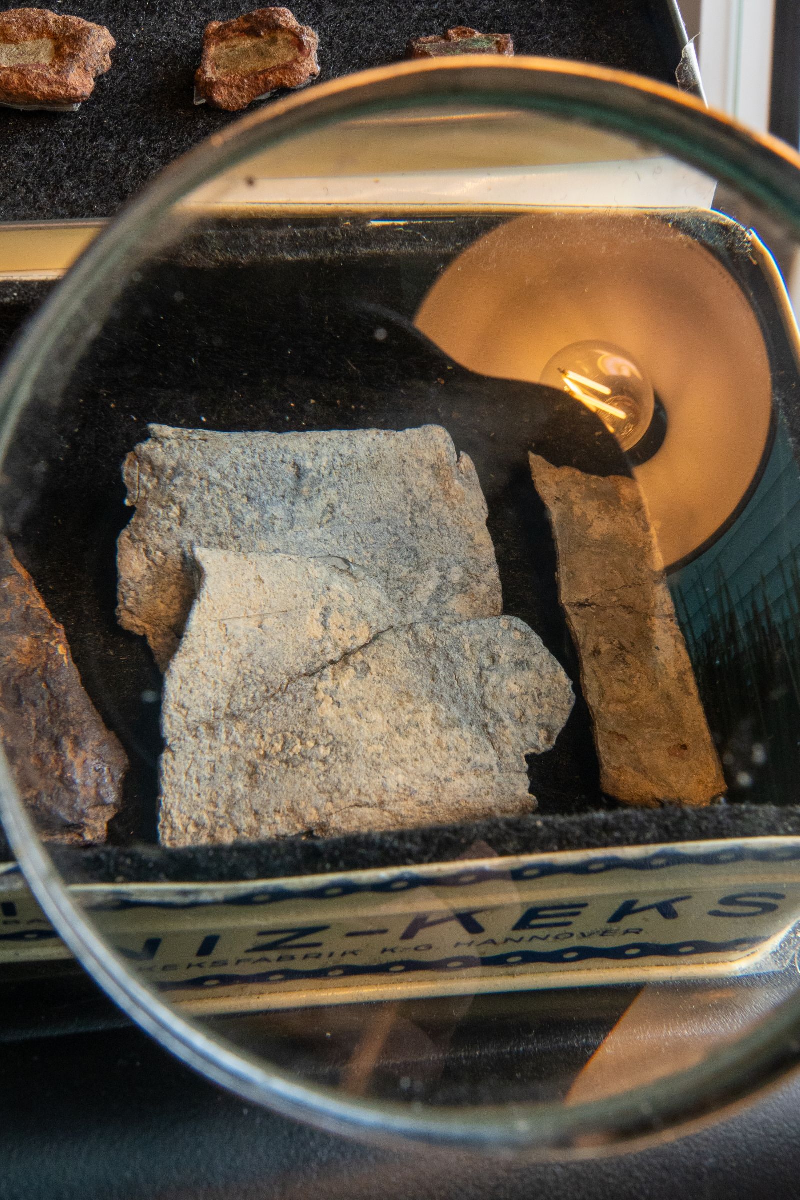 Fragmentarische Fluchtafeln (Defixiones) mit eisernem Bindungsartefakt